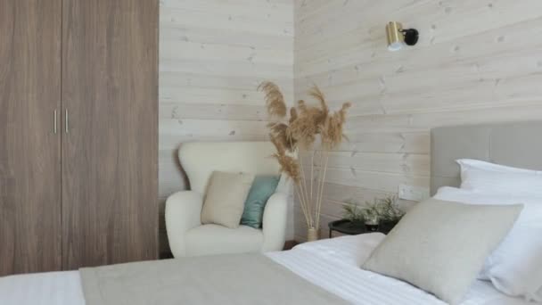 Dormitor Confortabil Scaun Moale Perne Pat Lumină Caldă Lămpii Peretele — Videoclip de stoc