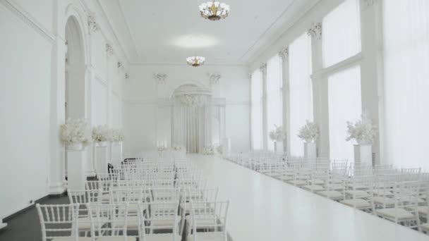 Decoração Salão Casamento Cor Branca Pronto Para Convidados Quarto Bonito — Vídeo de Stock