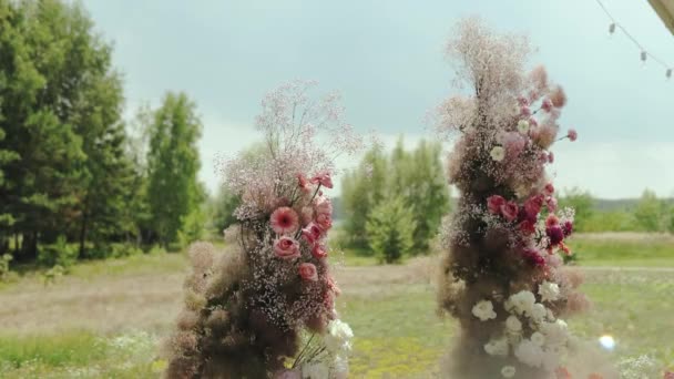 Närbild Vackra Och Anbud Bröllop Blomsterbåge Dekorerad Med Rosa Blommor — Stockvideo