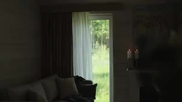 Wnętrze Salonu Światło Natury Okna Sylwetka Przytulnego Salonu Sofa Poduszkami — Wideo stockowe