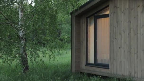 Κοντινό Ξύλινο Σκανδιναβικό Σπίτι Φως Είναι Αναμμένο Στο Παράθυρο Δασική — Αρχείο Βίντεο