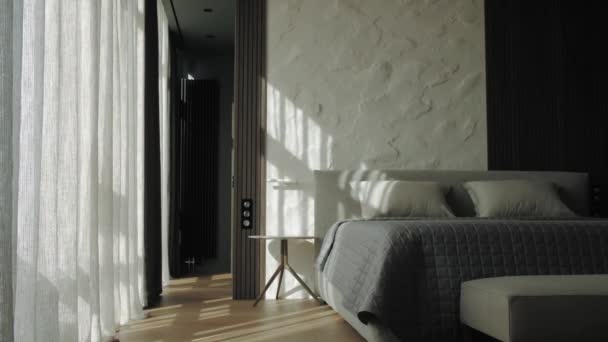 슬로우 모션에 베개에 침실에서 창문을 광선의 전망의 고품질 — 비디오