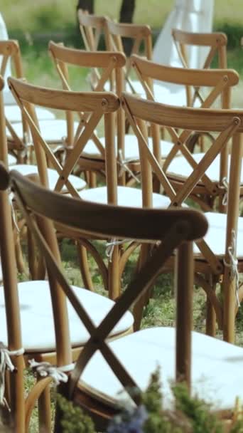 木の間の公園の外の結婚式のビデオ ドリーはそれに白い枕が付いている木製の椅子のショット 遅い動き 高品質の4K映像 — ストック動画