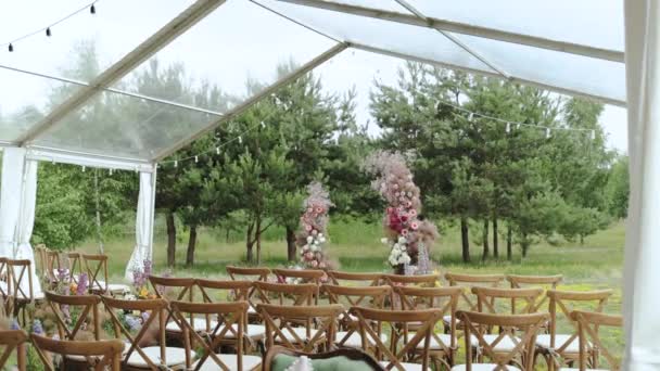 Dışarıda Parkta Ağaçların Arasında Sandalyelerin Arkası Görünüyor Güzel Yumuşak Düğün — Stok video