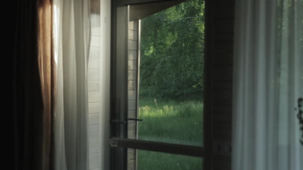 小木屋窗外美丽的风景 风景如画的大自然 有着美丽的树木 窗外是绿色的森林 宁静的地方 窗外风景如画的自然 缓慢的运动 — 图库视频影像