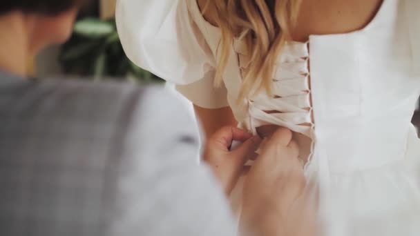 Невеста Носит Свадебное Платье Мать Крупным Планом Помогает Носить Свадебное — стоковое видео