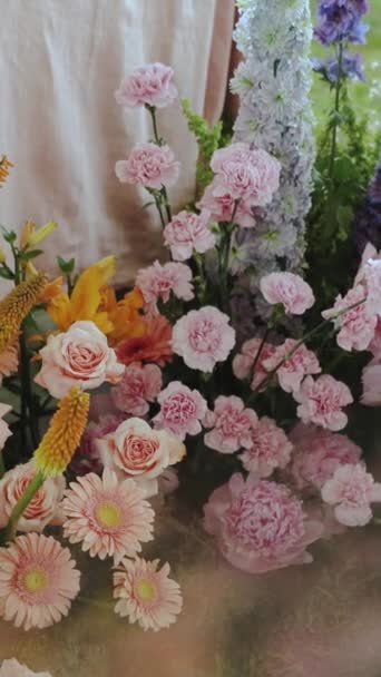 Vidéo Verticale Décoration Florale Mariage Gros Plan Avec Des Fleurs — Video