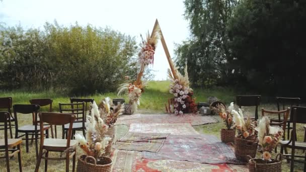 Schöne Bohemian Hölzerne Dreieckige Bogendekoration Auf Hochzeitszeremonie Freien Floristische Blumenkompositionen — Stockvideo
