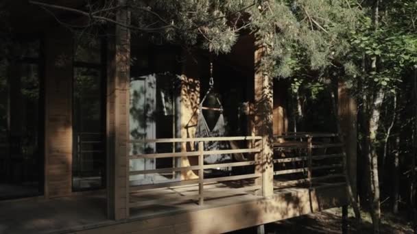Hängematte Hängt Bei Sonnenaufgang Auf Einer Holzterrasse Sonnenlicht Und Schatten — Stockvideo