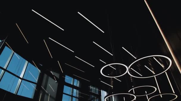 Żyrandole Wiele Lamp Wisi Suficie Dużej Sali Lobby Hotelu Lub — Wideo stockowe