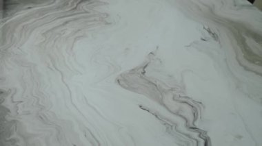 Lüks mutfaktaki masanın üstündeki mermer yüzeye yakın çekim. Beyaz mermer dokusunun üst görüntüsü ve kameraya yakınlaş, yavaş çekim. Yüksek kalite 4k görüntü