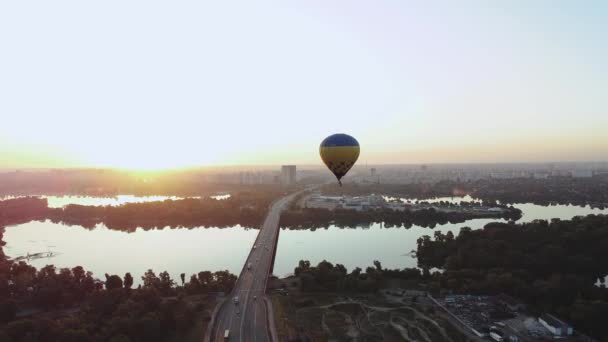Hot Air Ballon Vliegen Kiev Uitzicht Rivier Dnipro Zonsopgang Prachtig — Stockvideo