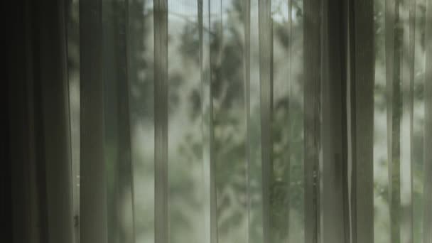Zblízka Průhledná Opona Oknu Světlo Prosvítá Tenkou Oponou Umožňovalo Vidět — Stock video
