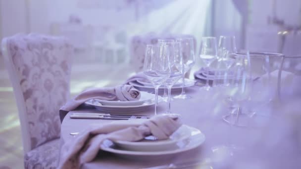Close Classic Wedding Tables Served Plates Glasses Light Rays Purple — 图库视频影像