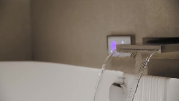 Close Water Tap Fills White Modern Bath Empty Bathroom Modern — Vídeo de Stock