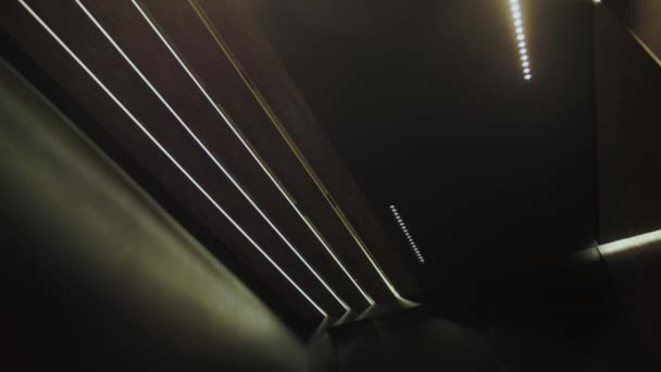 Nahaufnahme Moderner Versteckter Deckenlampen Minimalistischen Saalinnenraum Versteckte Led Hintergrundbeleuchtung Minimalistisches — Stockvideo