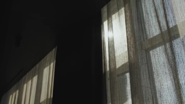 ウィンドウを閉じるチュール 大きな窓は白い透明なチュールカーテンで覆われています チュールカーテンを通して日没する設定の親切な日光 スローモーション 高品質の4K映像 — ストック動画