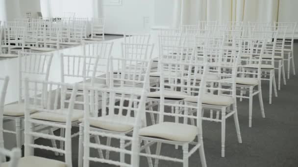 Many White Chairs Guests Wedding Hall Decoration White Color Ready — ストック動画