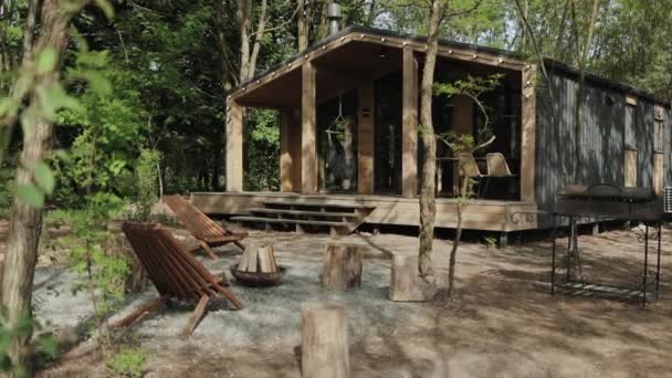 나무로 오두막 소나무 2개의 아늑한 나무로 정면에 벽난로 자연에서 숨겨지는 — 비디오