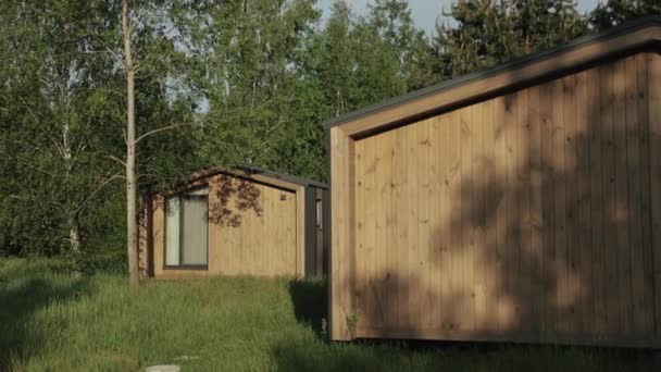 Ormandaki Küçük Skandinav Evleri Ahşap Dokuların Ahşap Duvarındaki Yaprak Güneşinin — Stok video