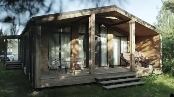 Terraço Acolhedor Pequena Casa Madeira Com Luz Solar Quente Sobre — Vídeo de Stock