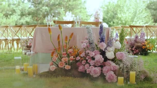 Schön Dekorierter Tisch Mit Zartem Rosafarbenem Blumenschmuck Für Braut Und — Stockvideo