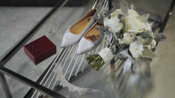 Svatební Bílé Boty Snubní Prstýnky Svatební Kytice Inon Glass Table — Stock video