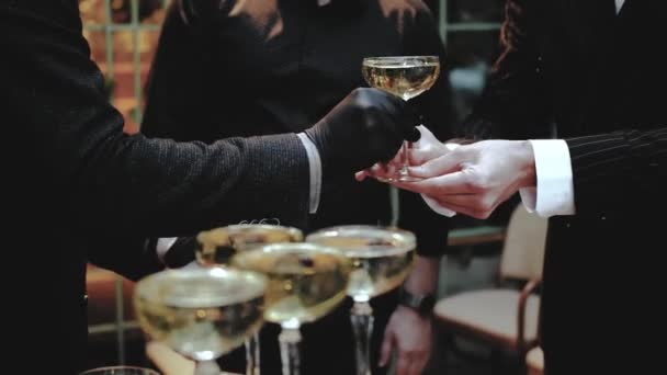 Close Ober Hand Zwarte Handschoenen Heft Een Glas Champagne Uit — Stockvideo