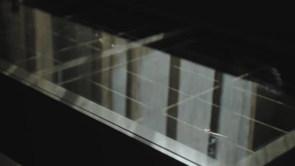 Крупним Планом Туалетний Столик Полицями Шафі Біля Вікна Тіні Від — стокове відео