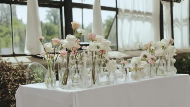 Çiçeklerle Süslenmiş Pastel Yumuşacık Gül Buketleriyle Süslenmiş Bir Masa Düğünde — Stok video