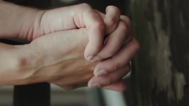 Vertisk Video Närbild Ett Par Kärlek Hålla Händer Älskare Försiktigt — Stockvideo