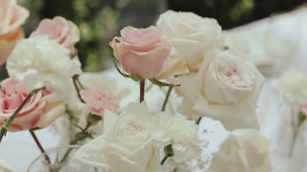 Primeros Planos Rosas Rosadas Blancas Ramos Tiernos Pasteles Rosas Jarrón — Vídeo de stock