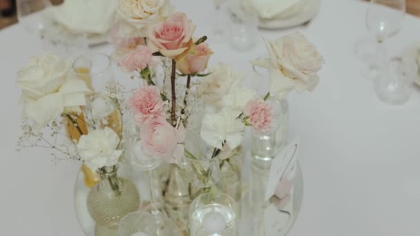 Mazzi Teneri Rose Pastello Vaso Vetro Sul Tavolo Festivo Matrimonio — Video Stock