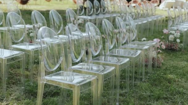 Många Transparenta Plaststolar Framför Valvet Stol Grön Gräsmatta Utomhus Bröllop — Stockvideo