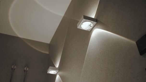 Close Van Twee Moderne Vierkante Lampen Muur Een Badkamer Licht — Stockvideo