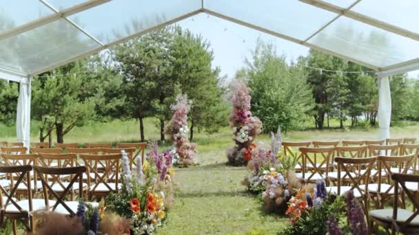 Eine Hochzeitszeremonie Findet Einem Klaren Zelt Statt Das Von Pflanzen — Stockvideo