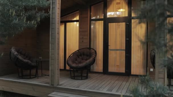Fermer Terrasse Bois Maison Scandinave Terrasse Confortable Avec Deux Chaises — Video