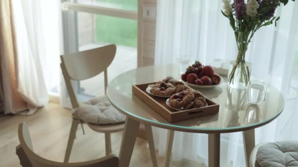 Una Exquisita Distribución Pasteles Frutas Flores Decora Opulenta Mesa Vidrio — Vídeos de Stock