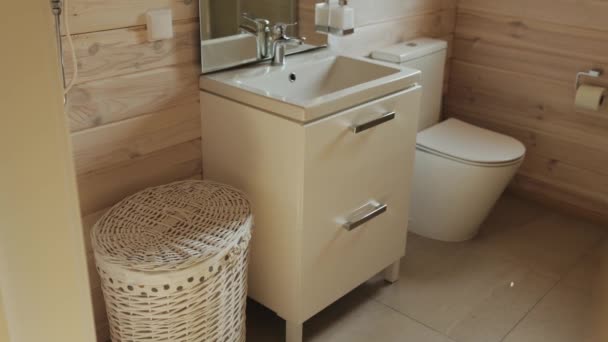 Leerer Innenraum Eines Kleinen Badezimmers Mit Holzwand Spiegel Waschbecken Toilette — Stockvideo
