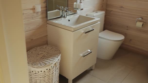 トイレ 汚れた洗濯の遅い動きのための木製の壁そしてより厚いバスケットが付いている空の小さい浴室の鏡 高品質の4K映像 — ストック動画