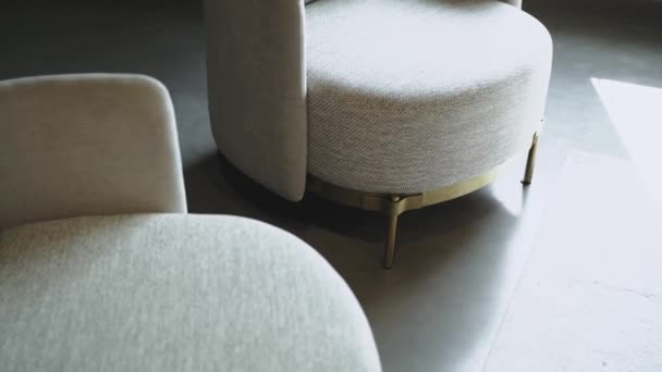 Dwa Białe Krzesła Podłokietnikami Tworzą Poczucie Komfortu Intymności Pomieszczeniu Podłogą — Wideo stockowe