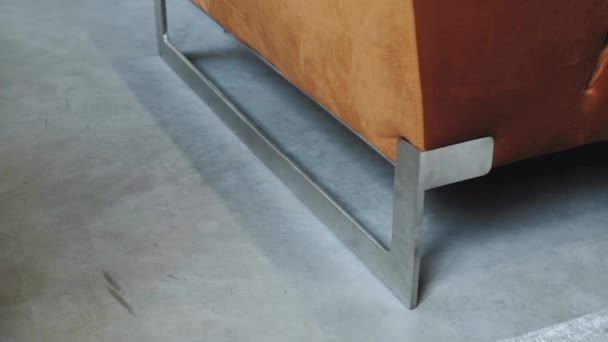 Eine Braune Ledercouch Mit Metallbeinen Steht Auf Einem Betonboden Der — Stockvideo