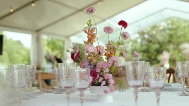 Elegantní Svatební Stůl Zdoben Krásnou Vázou Květin Přidáním Dotek Přírody — Stock video