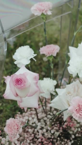 Verticale Video Close Floristische Compositie Voor Huwelijksceremonie Bruiloft Gevestigd Een — Stockvideo