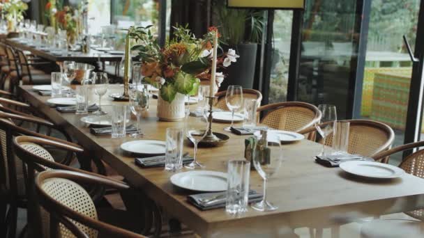Jolie Composition Florale Mariage Sur Table Table Service Minimaliste Avec — Video