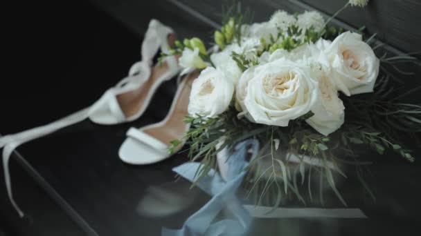 Beautiful Arrangement White Flowers Including Bouquet Hybrid Tea Roses Sits — Stock Video