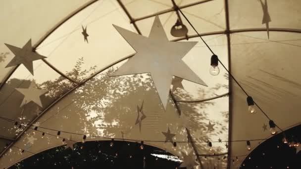 Une Étoile Blanche Métal Est Suspendue Une Brindille Suspendue Plafond — Video