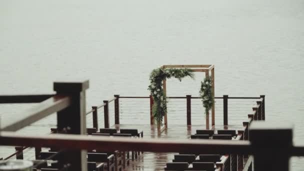 Uma Cerimônia Casamento Está Acontecendo Cais Com Vista Para Oceano — Vídeo de Stock