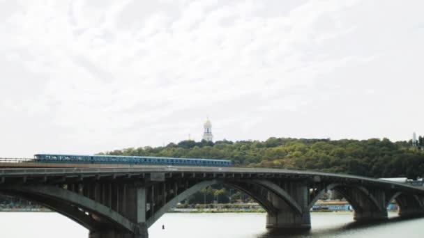 Потяг Перетинає Променевий Міст Через Спокійний Водяний Шлях Ясним Блакитним — стокове відео