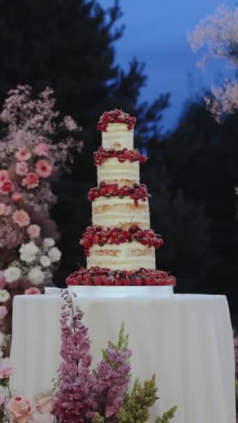 Середній Знімок Красивого Весільного Торта Прикрашеного Ягодами Столі Білою Скатертиною — стокове відео